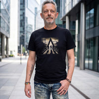 Schwarzes Gleisdreieck Frankfurt T-Shirt von frankfurtkind mit Frontprint, getragen von einem männlichen Model.