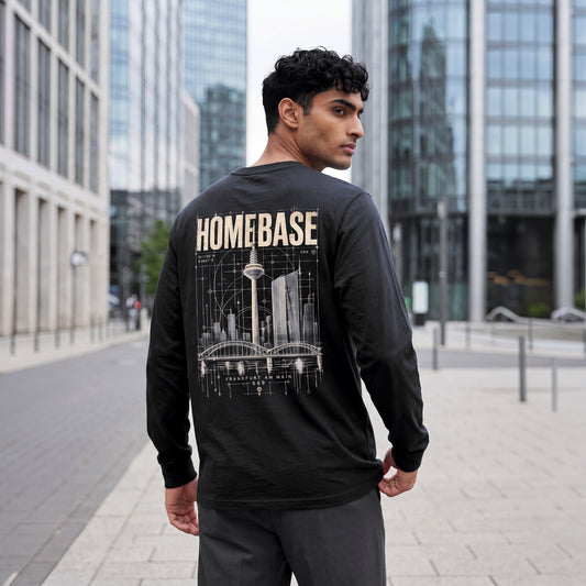 Schwarzes HOMEBASE Frankfurt Longsleeve von frankfurtkind mit Skyline-Rückenprint, getragen von einem männlichen Model.