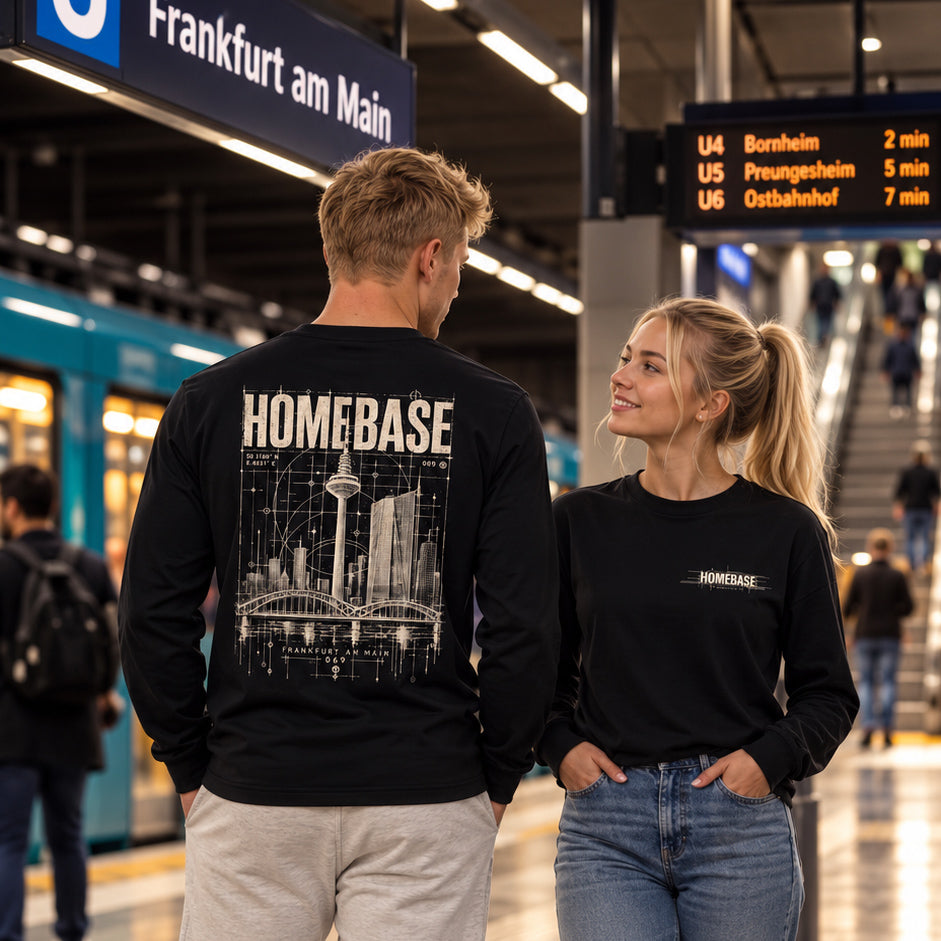 Schwarzes HOMEBASE Frankfurt Longsleeve von frankfurtkind mit Rückenprint, getragen von einem weiblichen und einem männlichen Model.