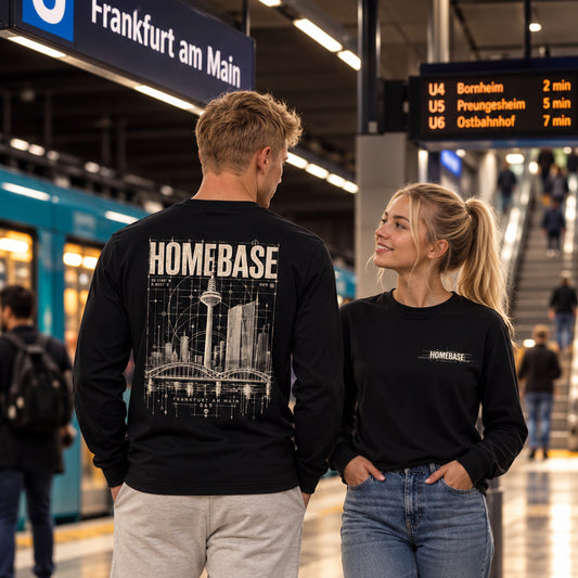 Schwarzes HOMEBASE Frankfurt Longsleeve von frankfurtkind mit Rückenprint, getragen von einem weiblichen und einem männlichen Model.