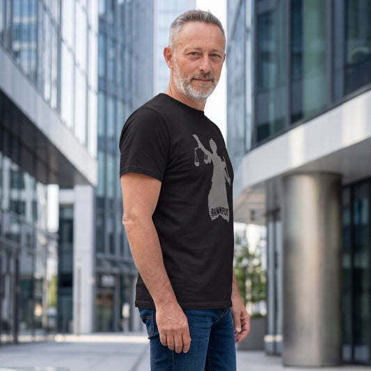 Schwarzes Justitia Frankfurt T-Shirt von frankfurtkind mit Frontprint, getragen von einem männlichen Model.