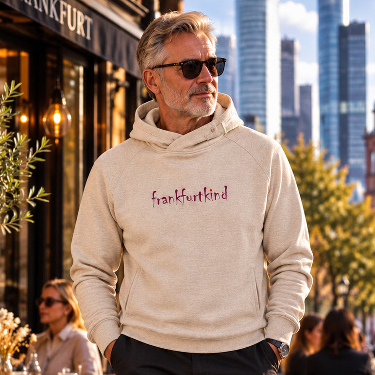 Creme Farbener frankfurtkind Frankfurt Media Hoodie von frankfurtkind mit Frontprint, getragen von einem männlichen Model.
