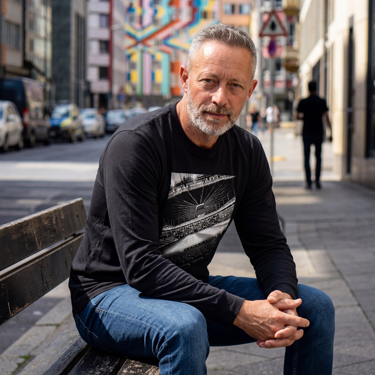 Schwarzes pic-of-the-year Frankfurt Longsleeve von frankfurtkind mit Frontprint, getragen von einem männlichen Model.