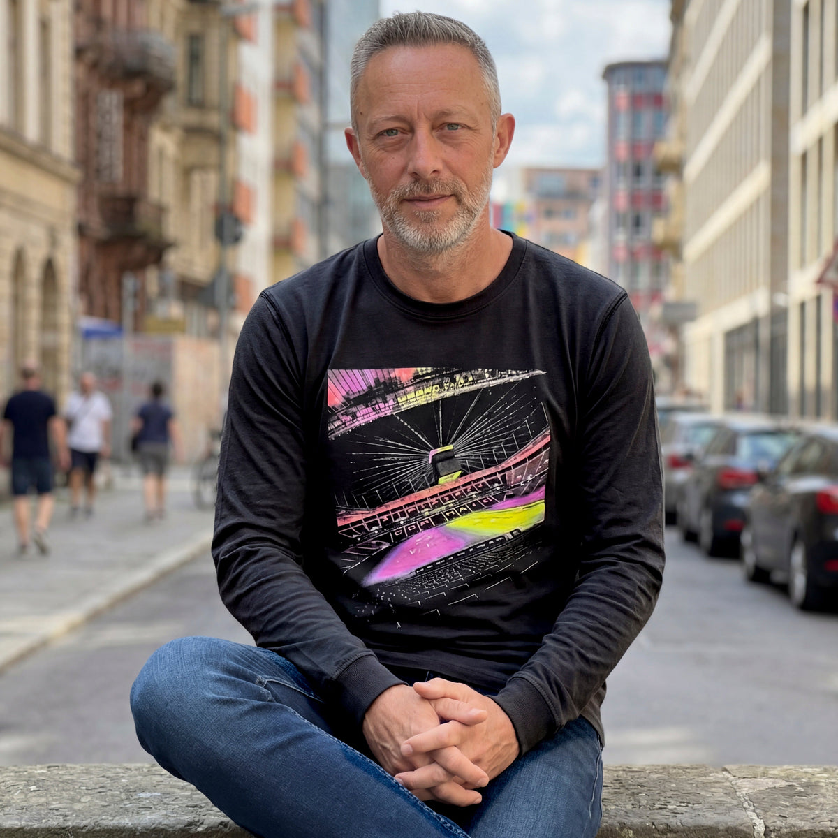 Schwarzes pic-of-the-year Frankfurt Longsleeve von frankfurtkind mit Frontprint, getragen von einem männlichen Model.