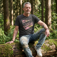 Schwarzes pic-of-the-year Frankfurt T-Shirt von frankfurtkind mit Frontprint, getragen von einem männlichen Model.
