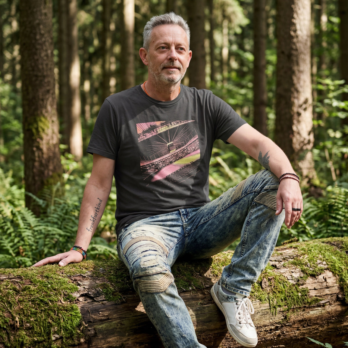Schwarzes pic-of-the-year Frankfurt T-Shirt von frankfurtkind mit Frontprint, getragen von einem männlichen Model.