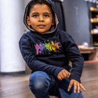 Navy grauer snippet Frankfurt Kids Contrast Hoodie von frankfurtkind mit Frontprint, getragen von einen Kind.