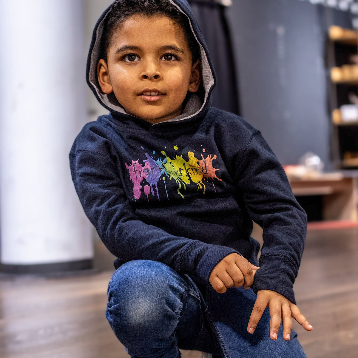 Navy grauer snippet Frankfurt Kids Contrast Hoodie von frankfurtkind mit Frontprint, getragen von einen Kind.