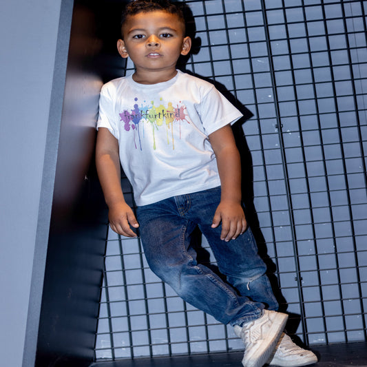 Weißes rainbow Frankfurt Kids T-Shirt von frankfurtkind mit Frontprint, getragen von einem Kind.
