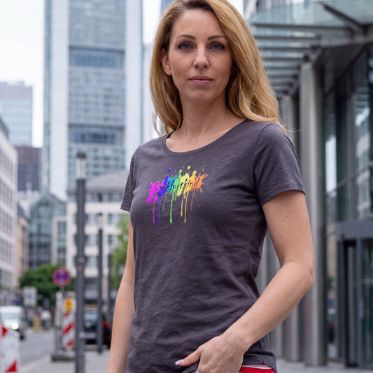 Schwarzes Rainbow Frankfurt Damen T-Shirt von frankfurtkind mit Frontprint, getragen von einem weiblichen Model.