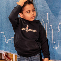 Navy Scrabble FFM Frankfurt Kids Hoodie von frankfurtkind mit Frontprint, getragen von einen Kind.