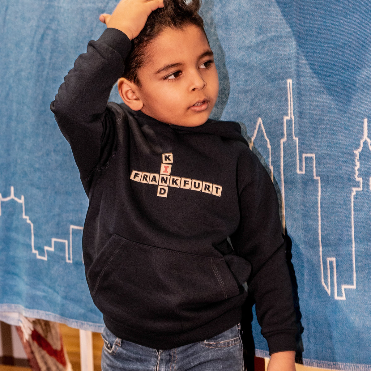 Navy Scrabble FFM Frankfurt Kids Hoodie von frankfurtkind mit Frontprint, getragen von einen Kind.