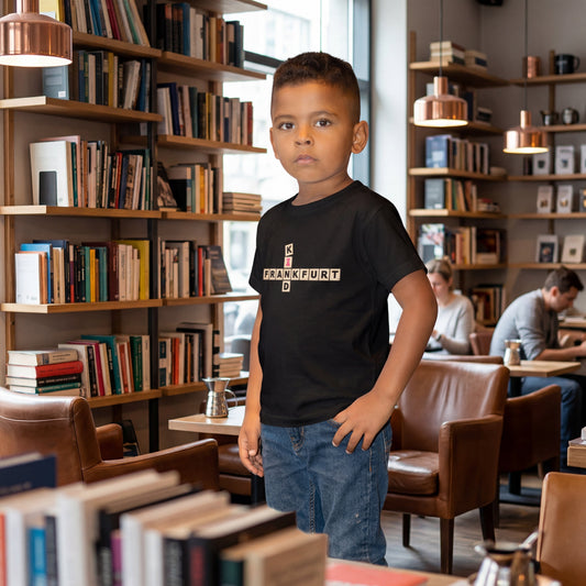 Schwarzes scrabble Frankfurt Kids T-Shirt von frankfurtkind mit Frontprint, getragen von einem Kind.