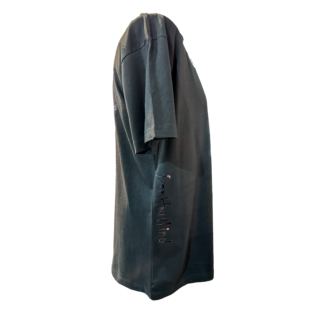 Schwarzes Skyline Black Frankfurt Heavy Oversized T-Shirt von frankfurtkind mit Seitenprint.