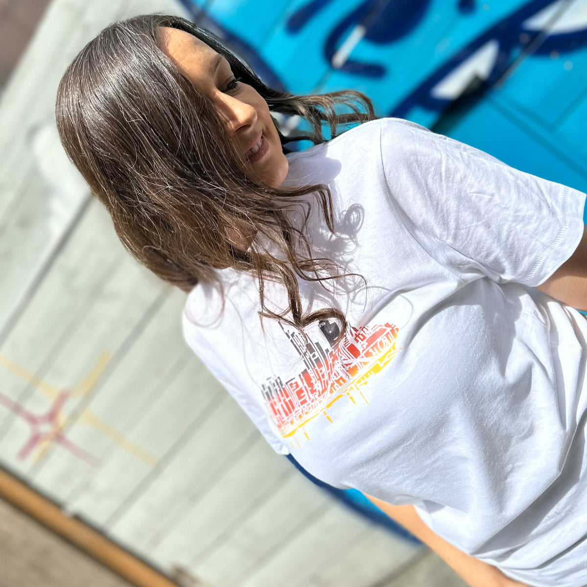 weißes Skyline in Deutschland Farben Frankfurt T-Shirt von frankfurtkind mit Frontprint, getragen von einem weiblichen Model.