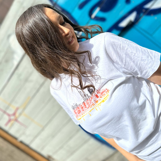 weißes Skyline in Deutschland Farben Frankfurt T-Shirt von frankfurtkind mit Frontprint, getragen von einem weiblichen Model.