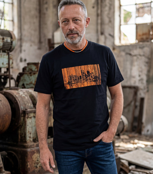 Schwarzes Skyline colorful-city Frankfurt T-Shirt von frankfurtkind mit Effekt Frontprint, getragen von einem männlichen Model.