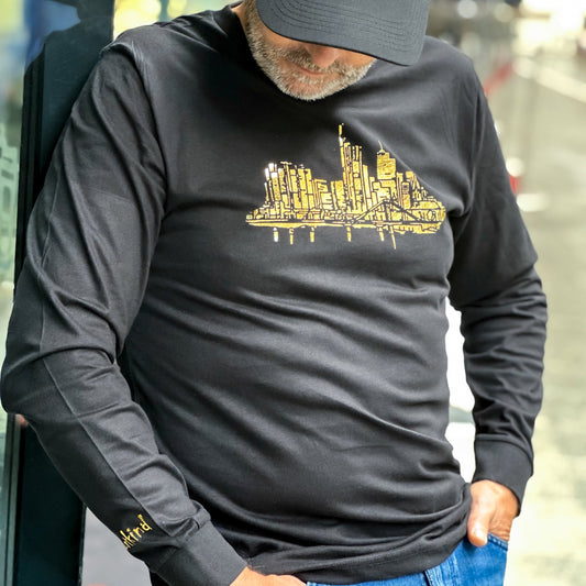 Schwarzes Skyline Gold Frankfurt Longsleeve von frankfurtkind mit Frontprint, getragen von einem männlichen Model.