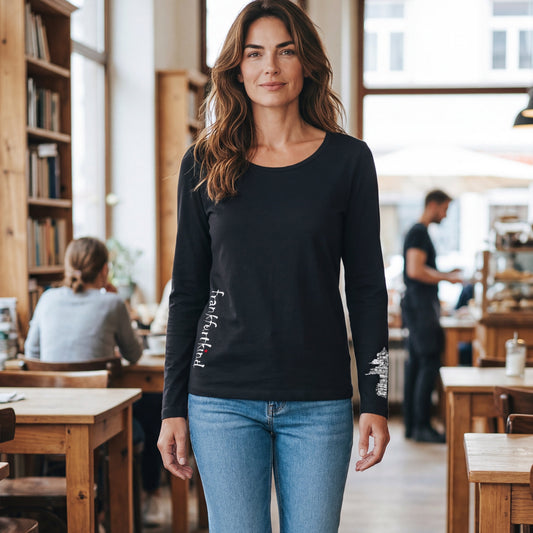 Schwarzes Skyline Frankfurt Damen Longsleeve von frankfurtkind mit Frontprint, getragen von einem weiblichen Model.