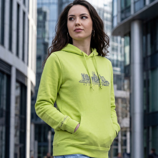 Lime Farbener Skyline Frankfurt Organic Damen Hoodie von frankfurtkind mit Frontprint, getragen von einem weiblichen Model.
