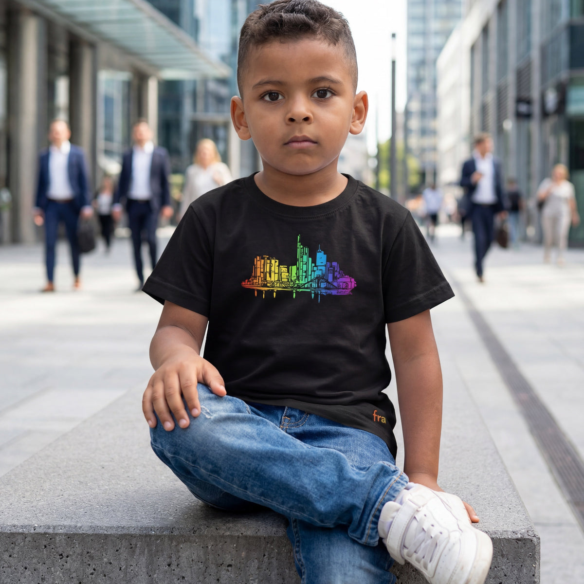 Schwarzes Skyline Rainbow Frankfurt Kids T-Shirt von frankfurtkind mit Frontprint, getragen von einem Kind.