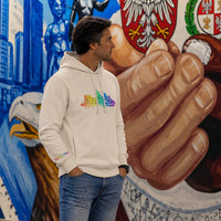 Off-white Skyline Rainbow Frankfurt Organic Hoodie von frankfurtkind mit Frontprint, getragen von einem männlichen Model.