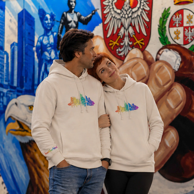 Off-white Skyline Rainbow Frankfurt Organic Hoodie von frankfurtkind mit Frontprint, getragen von einem weiblichen und einem männlichen Model.