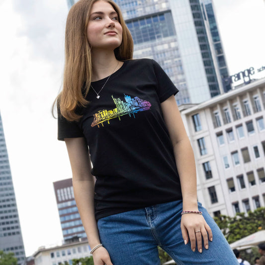 Schwarzes Skyline Rainbow Frankfurt Damen T-Shirt von frankfurtkind mit Frontprint, getragen von einem weiblichen Model.