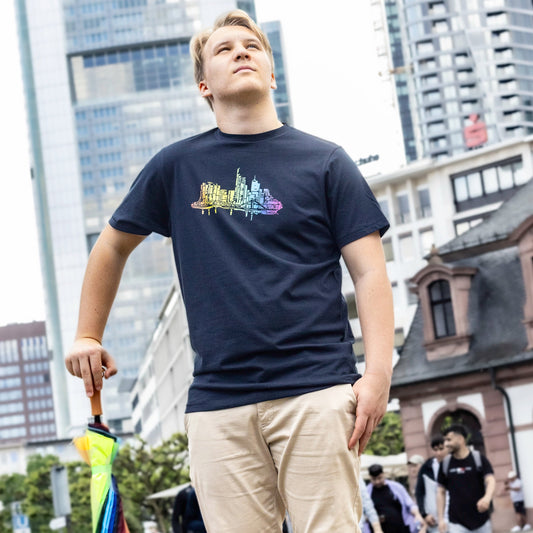 Schwarzes Skyline RainbowFrankfurt T-Shirt von frankfurtkind mit Frontprint, getragen von einem männlichen Model.