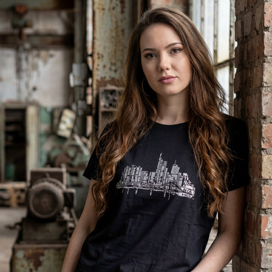 Schwarzes Skyline silber Frankfurt Damen T-Shirt von frankfurtkind mit Frontprint, getragen von einem weiblichen Model.
