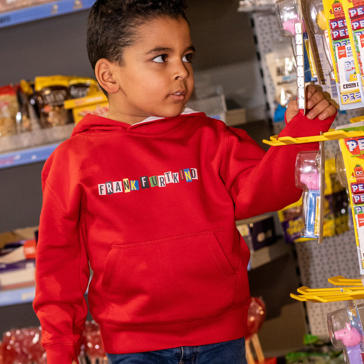 Rot weißer snippet Frankfurt Kids Contrast Hoodie von frankfurtkind mit Frontprint, getragen von einen Kind.