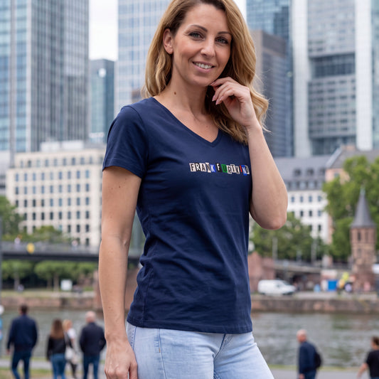 Navy Snippet ohne Worte Frankfurt Damen T-Shirt V Ausschnitt von frankfurtkind mit Frontprint, getragen von einem weiblichen Model.