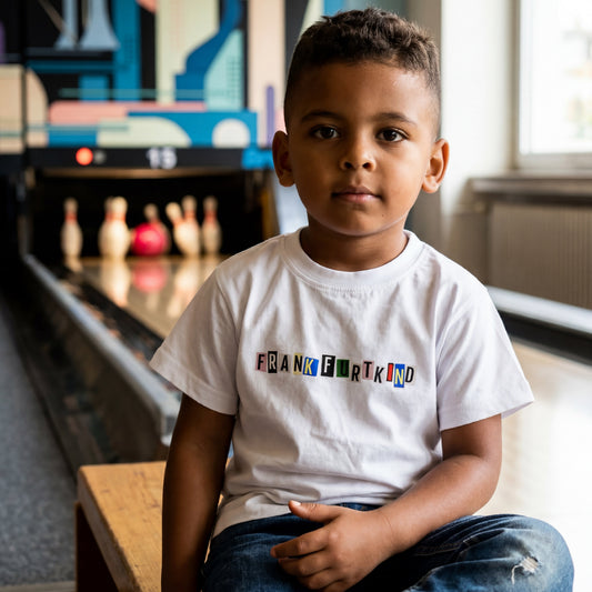 Weißes snippet Frankfurt Kids T-Shirt von frankfurtkind mit Frontprint, getragen von einem Kind.