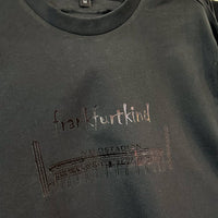 Schwarzes Waldstadion Black-Carbone Frankfurt Longsleeve von frankfurtkind mit Frontprint Details.