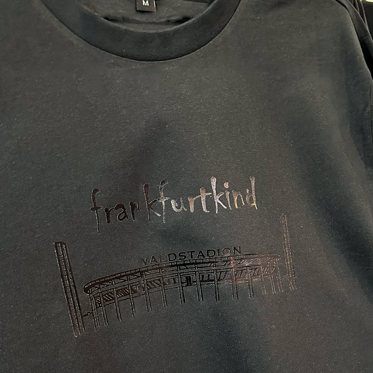 Schwarzes Waldstadion Black-Carbone Frankfurt Longsleeve von frankfurtkind mit Frontprint Details.