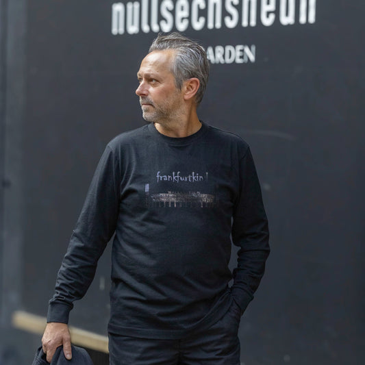 Schwarzes Waldstadion Black-Carbone Frankfurt Longsleeve von frankfurtkind mit Frontprint, getragen von einem männlichen Model.