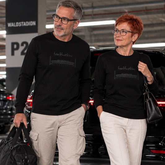 Schwarzes Waldstadion Black-Carbone Frankfurt Longsleeve von frankfurtkind mit Frontprint, getragen von einem weiblichen und einem männlichen Model.