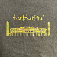 Schwarzes Waldstadion Gold Frankfurt Longsleeve von frankfurtkind mit Frontprint Details.