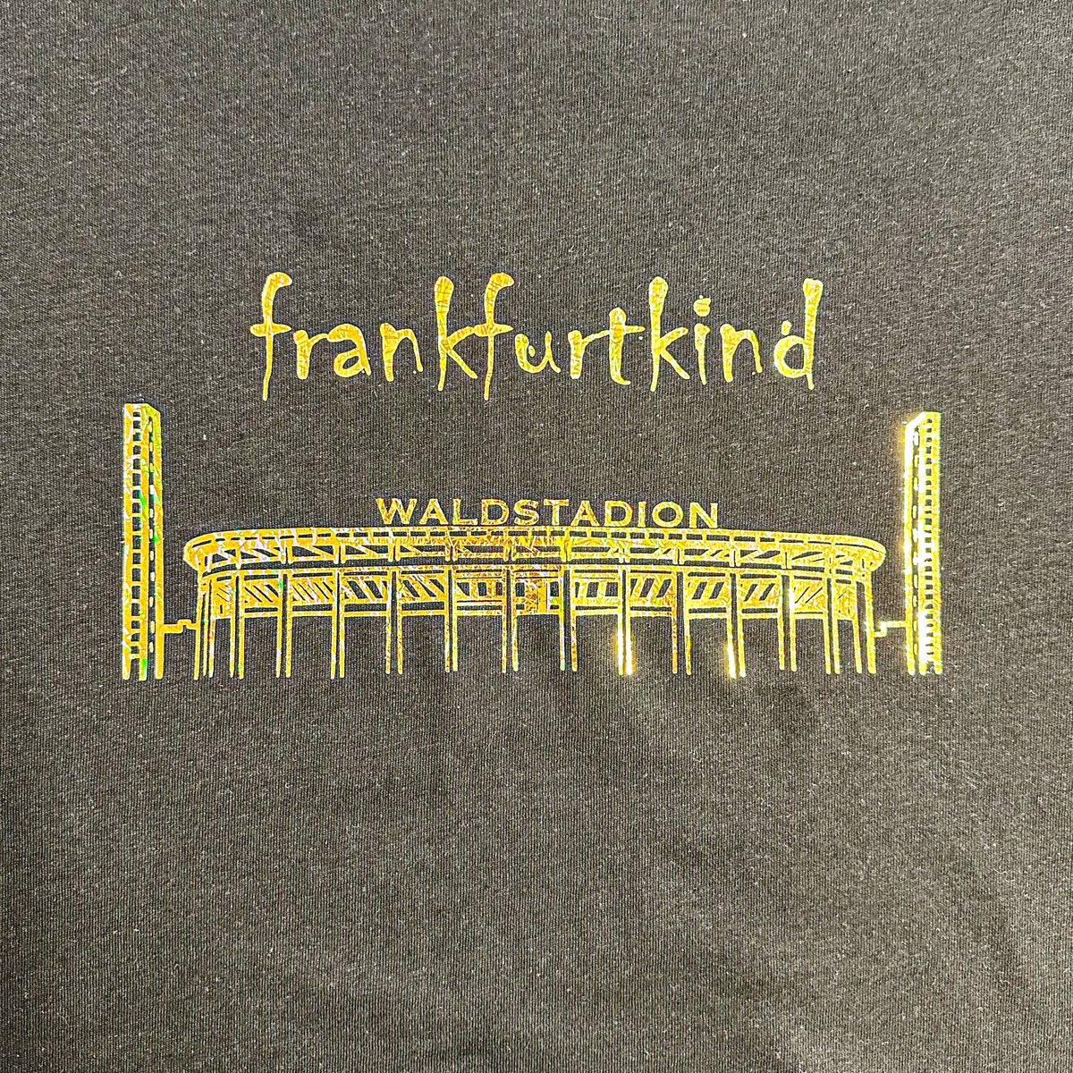 Schwarzes Waldstadion Gold Frankfurt Longsleeve von frankfurtkind mit Frontprint Details.