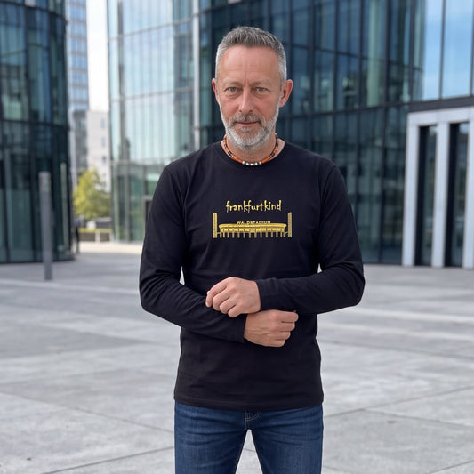 Schwarzes Waldstadion Gold Frankfurt Longsleeve von frankfurtkind mit Frontprint, getragen von einem männlichen Model.