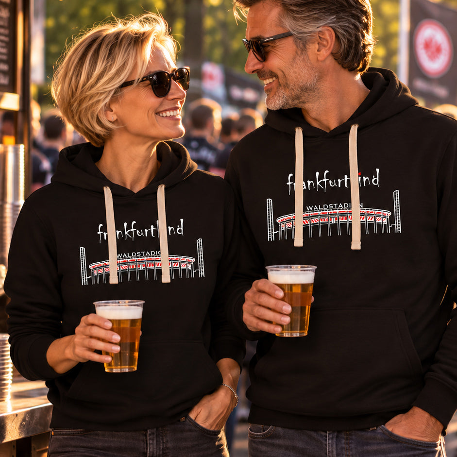 Schwarzer Waldstadion Frankfurt classic Hoodie von frankfurtkind mit Frontprint, getragen von einem weiblichen und einem männlichen Model.