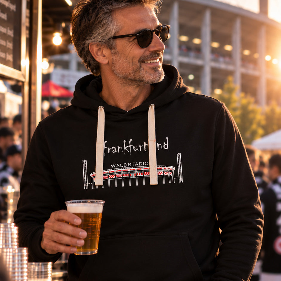 Schwarzer Waldstadion Frankfurt classic Hoodie von frankfurtkind mit Frontprint, getragen von einem männlichen Model.