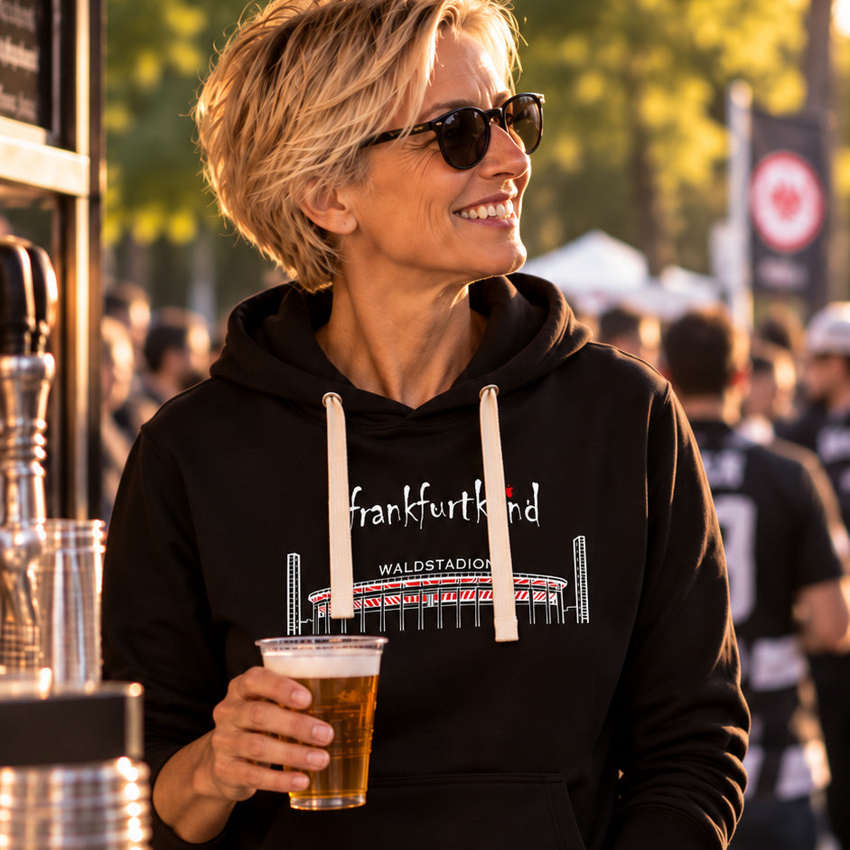 Schwarzer Waldstadion Frankfurt classic Hoodie von frankfurtkind mit Frontprint, getragen von einem weiblichen Model.
