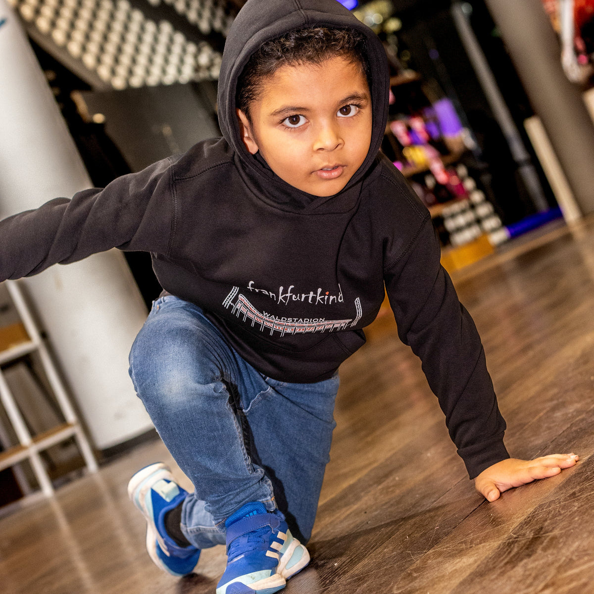 Schwarzer Waldstadion Frankfurt Kids Hoodie von frankfurtkind mit Frontprint, getragen von einen Kind.