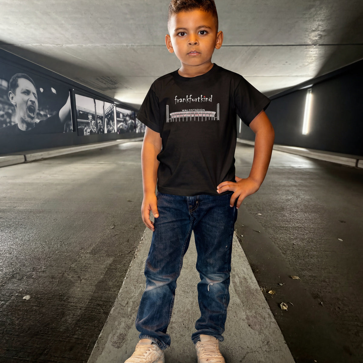 Schwarzes Waldstadion Frankfurt Kids T-Shirt von frankfurtkind mit Frontprint, getragen von einem Kind.