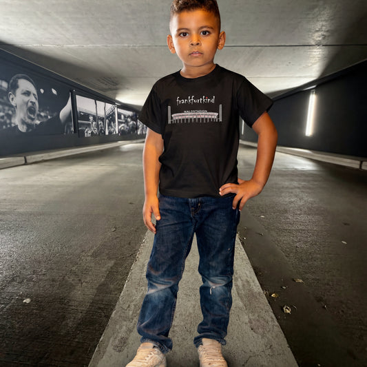 Schwarzes Waldstadion Frankfurt Kids T-Shirt von frankfurtkind mit Frontprint, getragen von einem Kind.