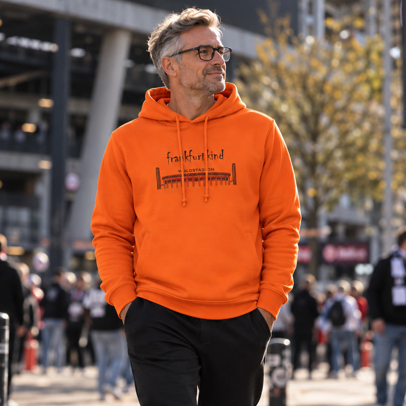 Orange Farbener Waldstadion Frankfurt Organic Hoodie von frankfurtkind mit Frontprint, getragen von einem männlichen Model.