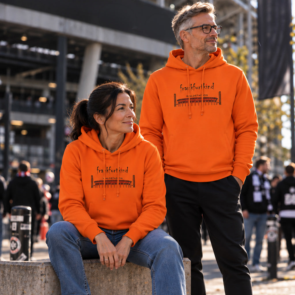 Orange Farbener Waldstadion Frankfurt Organic Hoodie von frankfurtkind mit Frontprint, getragen von einem weiblichen und einem männlichen Model.