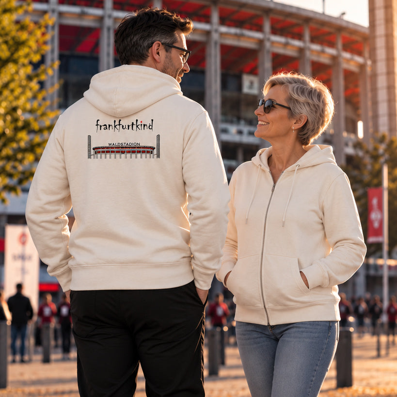Off-white Farbener Frankfurt Waldstadion organic ZIP Hoodie von frankfurtkind mit Rückenprint, getragen von einem weiblichen und einem männlichen Model.