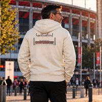 Off-white Farbener Frankfurt Waldstadion organic ZIP Hoodie von frankfurtkind mit Rückenprint, getragen von einem männlichen Model.